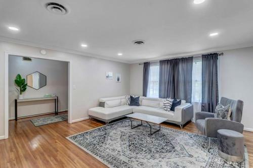 Huge Ranch Style House With An Mcm Flare!