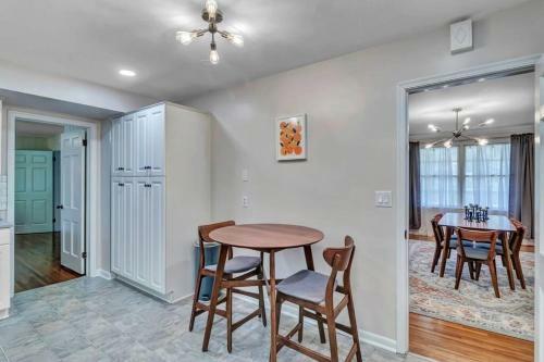Huge Ranch Style House With An Mcm Flare!