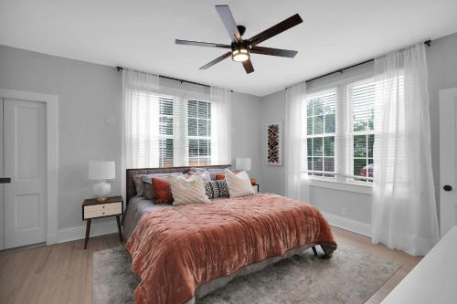 Contemporary Bungalow - 2 Blocks From San Marco Square!!