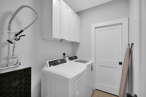 Contemporary Bungalow - 2 Blocks From San Marco Square!!
