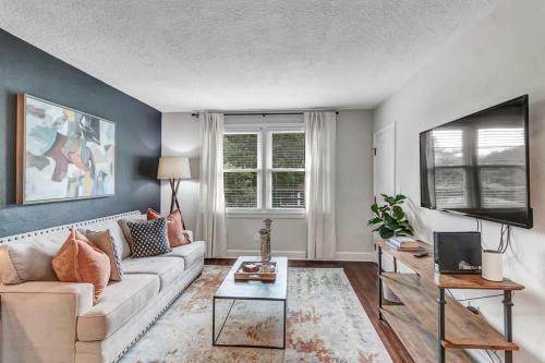 Stylish Condo - 2 Block From San Marco