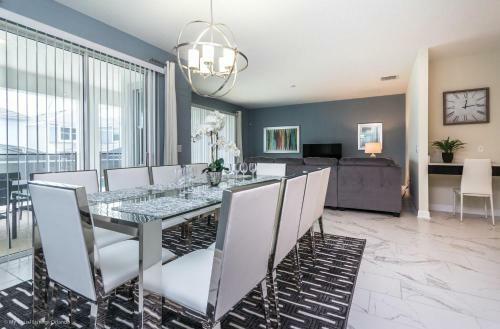 Magnificent Pool Home In Champion Gates