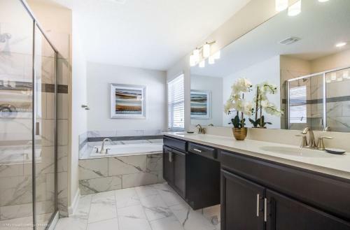 Magnificent Pool Home In Champion Gates