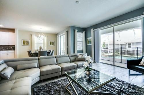 Spacious 6 Bedroom Home Free Water Park