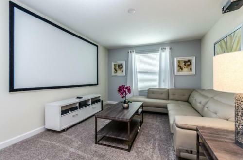 Spacious 6 Bedroom Home Free Water Park