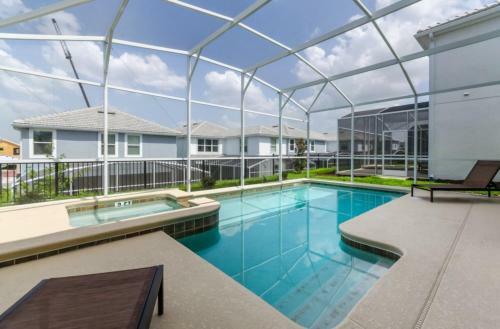 Spacious 6 Bedroom Home Free Water Park