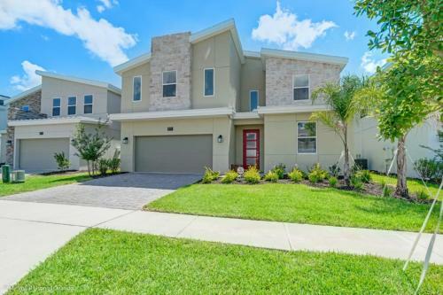 Large Pool Homes In Champion Gates