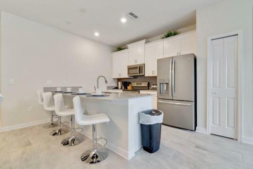 5-bed Th, Well Appointed & Sure To Please! 1551 Sd Townhouse