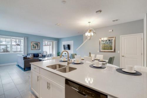 5-bed Th, Well Appointed & Sure To Please! 1551 Sd Townhouse