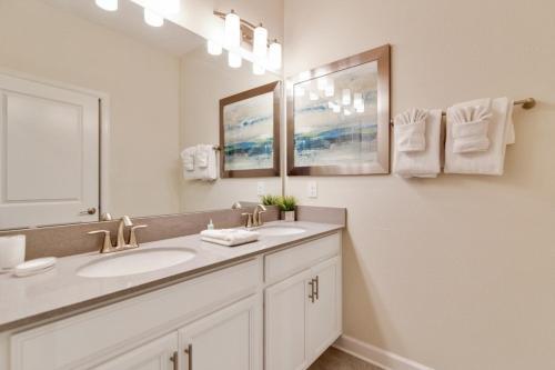 5-bed Th, Well Appointed & Sure To Please! 1551 Sd Townhouse