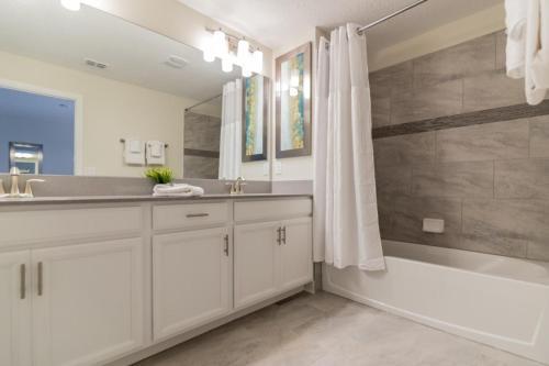 5-bed Th, Well Appointed & Sure To Please! 1551 Sd Townhouse