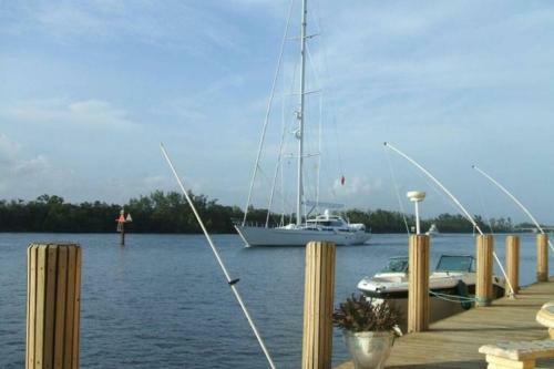 Apartamento Steps From The Beach Right On The Waterfront