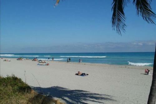 Apartamento Steps From The Beach Right On The Waterfront