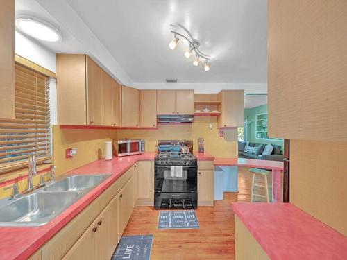 Supervilla - 3br/1ba - Pool - 5 Mins To Beach