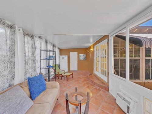 Supervilla - 3br/1ba - Pool - 5 Mins To Beach