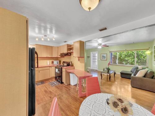 Supervilla - 3br/1ba - Pool - 5 Mins To Beach