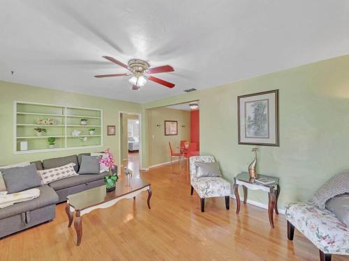 Supervilla - 3br/1ba - Pool - 5 Mins To Beach