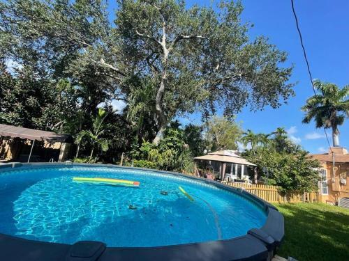 Supervilla - 3br/1ba - Pool - 5 Mins To Beach