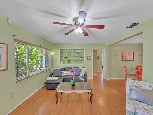 Supervilla - 3br/1ba - Pool - 5 Mins To Beach