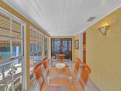 Supervilla - 3br/1ba - Pool - 5 Mins To Beach