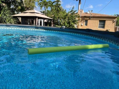 Supervilla - 3br/1ba - Pool - 5 Mins To Beach