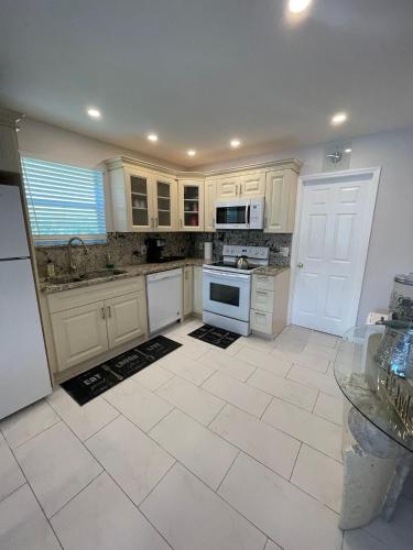 Supervilla - 6 Mins To Beach - Heated Pool