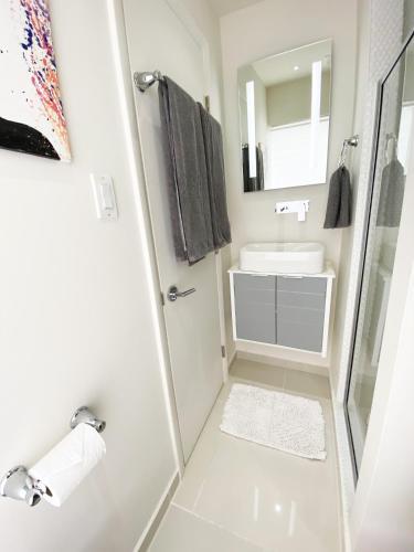 Renovated Luxury Studio Apartment In Downtown! 23