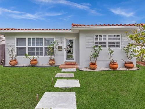 Supervilla - 4br 2ba - Heated Pool - 5 Mins To Beach