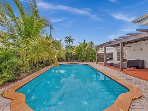 Supervilla - 4br 2ba - Heated Pool - 5 Mins To Beach
