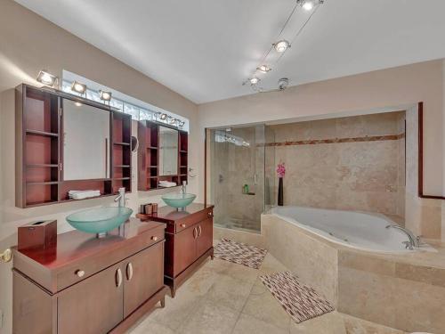 Supervilla - 4br 2ba - Heated Pool - 5 Mins To Beach