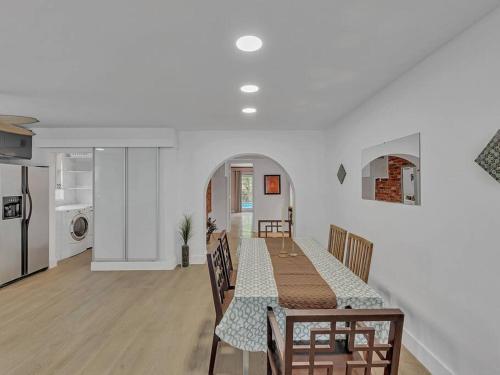 Supervilla - 4br 2ba - Heated Pool - 5 Mins To Beach