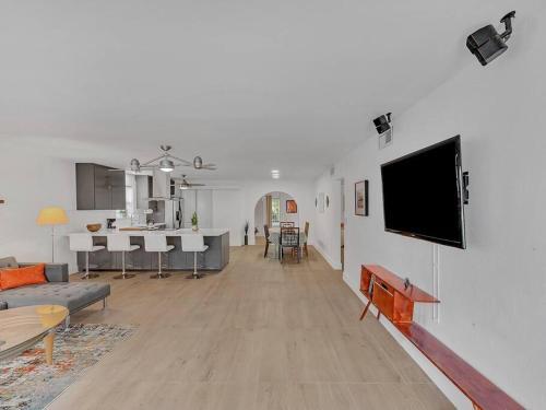 Supervilla - 4br 2ba - Heated Pool - 5 Mins To Beach