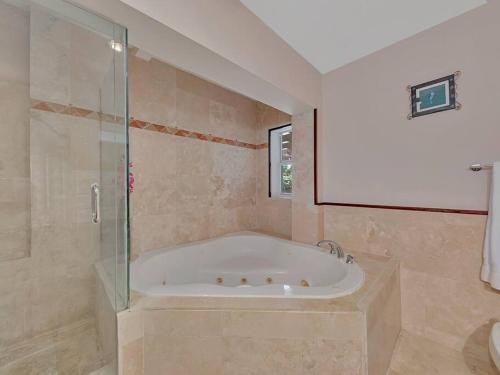 Supervilla - 4br 2ba - Heated Pool - 5 Mins To Beach