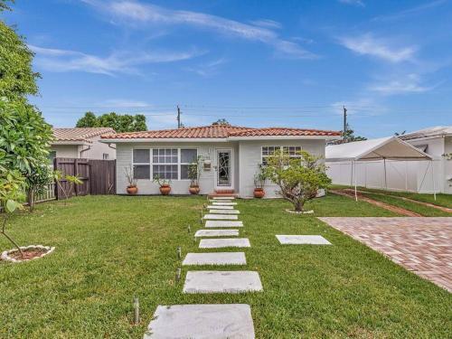 Supervilla - 4br 2ba - Heated Pool - 5 Mins To Beach