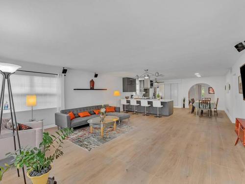 Supervilla - 4br 2ba - Heated Pool - 5 Mins To Beach