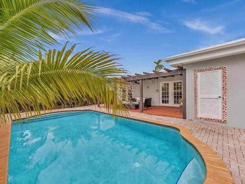 Supervilla - 4br 2ba - Heated Pool - 5 Mins To Beach