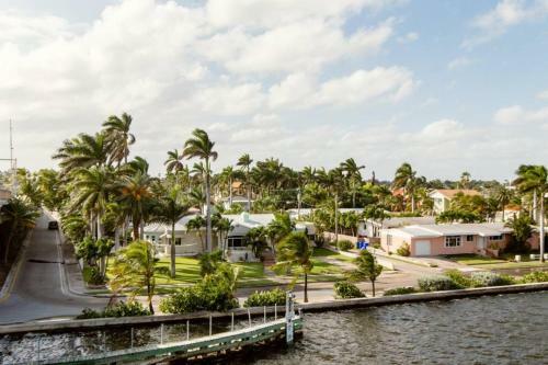 Villa Casa Playa: Lux 6br Waterfront-5 Min Walk To Beach