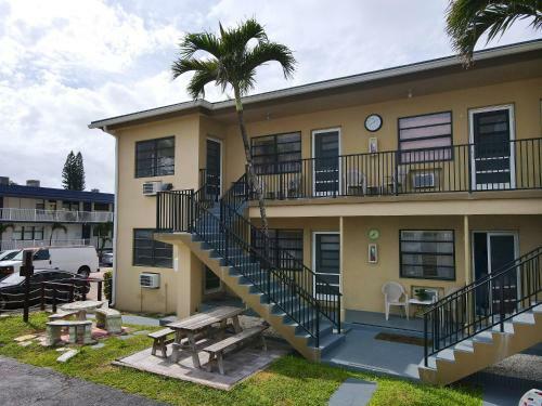 Tropic Isle Hotel & Apartment