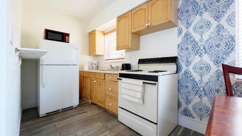 Tropic Isle Hotel & Apartment