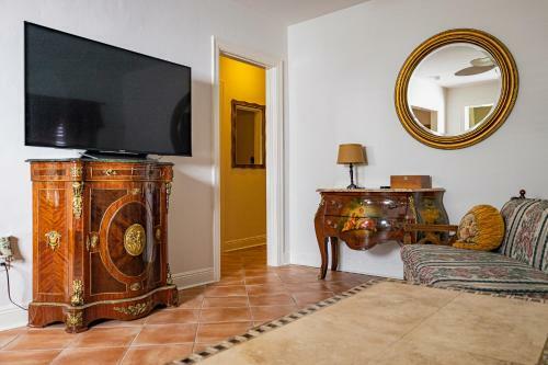Charming Historical Paradise Home Close To Beach