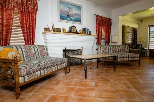 Charming Historical Paradise Home Close To Beach