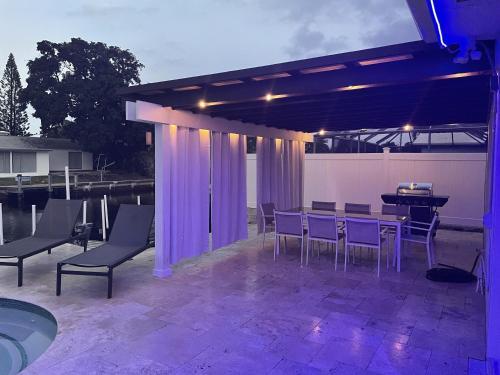 New Gorgeous Modern Hollywood Waterfront Home With Private Pool & Dock Home