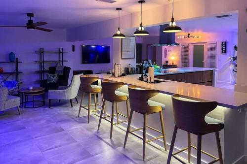 New Gorgeous Modern Hollywood Waterfront Home With Private Pool & Dock Home