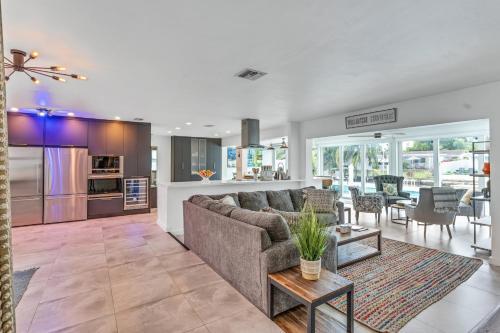 New Gorgeous Modern Hollywood Waterfront Home With Private Pool & Dock Home