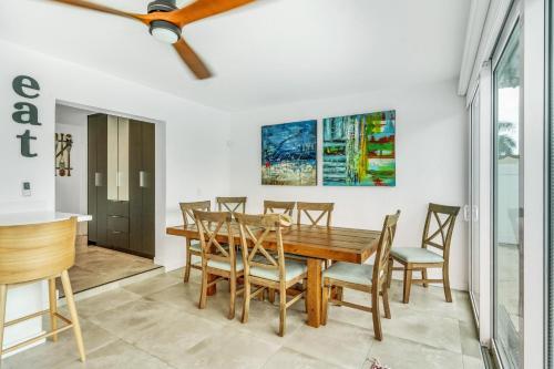 New Gorgeous Modern Hollywood Waterfront Home With Private Pool & Dock Home