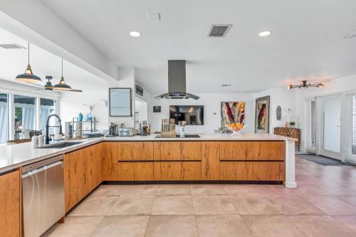 New Gorgeous Modern Hollywood Waterfront Home With Private Pool & Dock Home