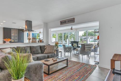 New Gorgeous Modern Hollywood Waterfront Home With Private Pool & Dock Home