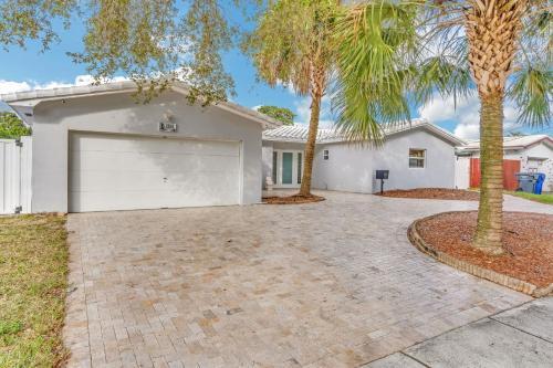 New Gorgeous Modern Hollywood Waterfront Home With Private Pool & Dock Home