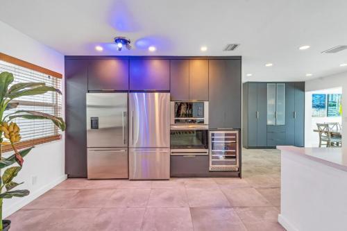 New Gorgeous Modern Hollywood Waterfront Home With Private Pool & Dock Home
