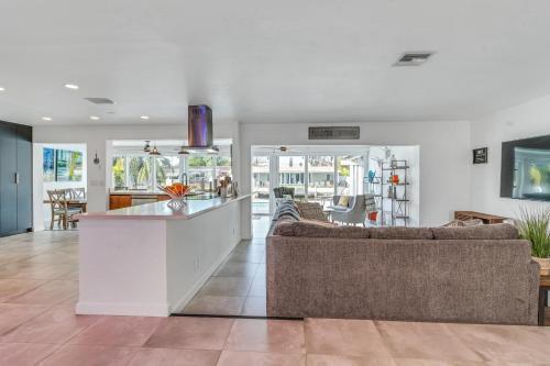 New Gorgeous Modern Hollywood Waterfront Home With Private Pool & Dock Home